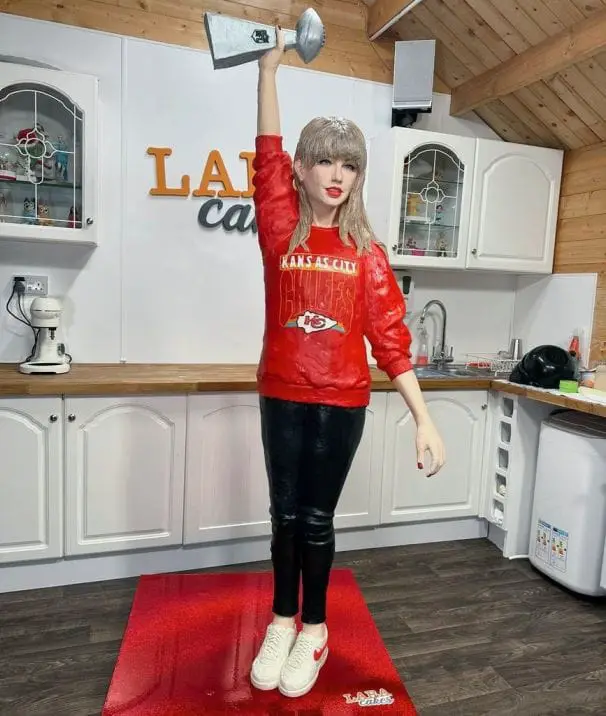 Taylor Swift cake made by LaraCakes 
